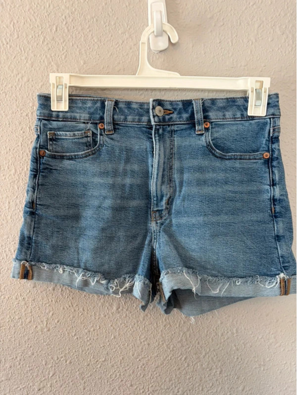 American Eagle stretch mom short light wash size 8. 2.5in inseam